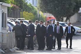 איזה ראש ממשלה חתום על הכי הרבה הסכמים קואליציוניים, אילו משרדי ממשלה הוקמו רק בשביל לקיים הסכם, וכמה נשים חתומות על החוזים החשובים האלה? Scfw2xguwx7gkm