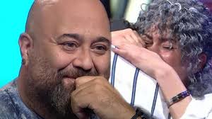Somer sivrioğlu'nun bir restoranda masterchef programının editörlerinden biriyle evli ve 2 çocuğu bulunan sivrioğlu'nun yanında annesinin de olduğu iddia edildi. Masterchef Te Duygusal Anlar Yarismacinin Hayat Mucadelesini Dinleyen Sef Somer Sivrioglu Studyoda Gozyaslarina Boguldu Son Dakika Magazin Haberleri