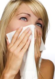 Este gresit sa te asezi pe spate atunci cand iti curge sange din nas. Iti Sangereaza Nasul Uite Ce Trebuie Sa Faci