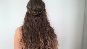 Locken flechten geflochtene zöpfe und flechtfrisuren haben strenggenommen zwei vorteile. Festliche Frisuren 3 Ideen Zum Nachmachen Focus De