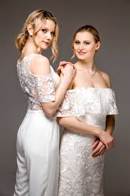 Das gefaltete hochzeitskleid ist sehr elegant und leicht. Hier Trifft Ein Jumpsuit Auf Ein Romantisches Brautkleid Modell Fritzi Und Modell Ferina