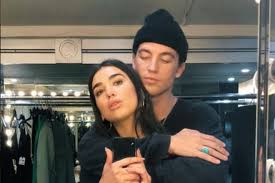 Born in london on august 22, 1995, she started her career by height in feet: Dua Lipa Biography Photo Age Height Personal Life News Songs 2021