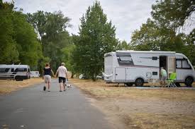Il faut placer le cc face à la barrière, indiquer le n° d'immatriculation du véhicule au robot qui délivre une. L Aire De Camping Cars De Moulins Allier Commence Le Mois D Aout Sur Les Chapeaux De Roues Moulins 03000