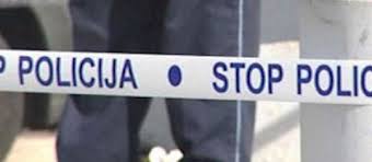 Naime, admir arnautović iz sarajeva, poznatiji kao šmrk, koji je odranije poznat kao višestruki povratnik u vršenju krivičnih dela, vedri i oblači estradom, a kako se navodi, jedan je od menadžera najpoznatijim izvođačima iz izdavačke kuće imperia kao što su jala brat, buba koreli, maja berović, senidah i cobi. Djevojka Iz Celica Umrla Od Posljedica Utapanja Hercegovina Info