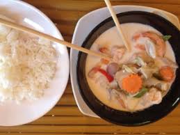 Zuppa tom yum rivisitata stile thai, con latte di cocco, gamberi, funghi e foglie di lime. Zuppa Tom Yum Con Latte Di Cocco Ricetta Thailandese Latte Vegetale