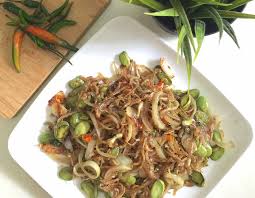 So hari ni saya nak kongsikan resepi ikan bilis goreng cili padi yang rangup dan juga tips macam mana cara untuk menjadikan ikan bilis ni kekal rangup setelah. Resepi Ikan Bilis Dan Petai Goreng Pedas