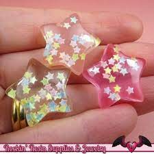 今 snsでも話題となっている透明の粘土をご存知でしたでしょうか その透け感を活かしたアイテムから 色をつけてデザインするなど アイデアを1つプラスするだけで簡単にdiyを楽しめる粘土が大人気なんです 今回はそんな新しいdiyアイテムの透ける粘土の魅力に迫ります