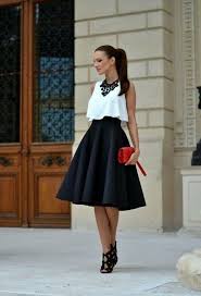 Hier findest du 21 sprüche für geldgeschenke zur hochzeit: Schicke Kleider Rote Tasche Schwarzer Rock Weisse Bluse Schwarze Halskette Schuhe Mit Hohen Absaetzen Festliche Damenmode Damen Mode Damenmode