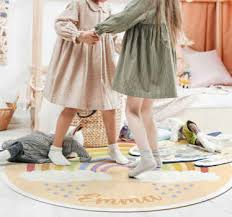 Schmutz aus dem teppich zu entfernen kann sich manchmal schwierig gestalten. Schicke Vinyl Teppiche Mit Ihrem Namen Tenstickers