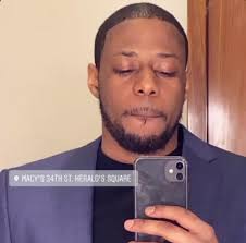 Is there a specific relay for the right side fan in a 2006 Dodge Caravan  with a 2.4 engine?