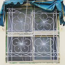 台南 梅花窗花近日聽友人提起 巷子裡那棟窗上充滿梅花的老房子拆了 流離失所的花不知輾轉到了何處 可能早已壓成一堆廢鐵 懊悔來不及留下太多紀錄之際 行經逾兩年未曾踏足的街道 此處幾朵梅花綻放依舊 老屋顏