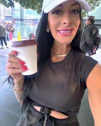 ✈️ Made it to London! The flight was great and I even had a deep  conversation with the person next to me. The flight attendant wasn't too  happy with us for being