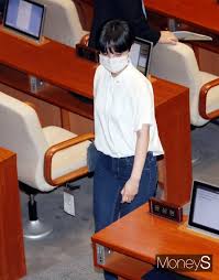 '분홍 원피스에 운동화'…국회의원 복장 논란 류호정 의원 의상 논란…소풍 가나 vs 꼰대냐 류호정 국회 권위, 양복으로 세워지는 것 아냐때아닌 '국회 패션' 논란이 불거졌습니다. ë¬´ê´€ì‹¬ ë¥˜í˜¸ì • Vs ì•¼ìœ  ë°›ì€ ìœ ì‹œë¯¼ êµ­íšŒ ë³µìž¥ ê´€í–‰ ê¹¼ë‹¤ ë¨¸ë‹ˆs