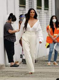Shay Mitchell Pairs Barely There Thongs With All-White Outfit – Footwear  News