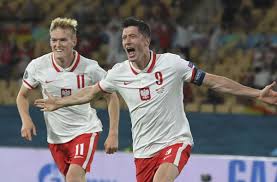 Robert lewandowski is a famous polish professional footballer who plays for the bayern munich football club and also the poland national team, where he serves as the captain. C5lqdn5bqcdu M