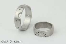 Alianza personalizada con símbolos celtas y huella de perro. Alianzas De Plata Anillos De Boda Alianzas Artesanales Alianzas Originales Anill Anillos De Compromiso Originales Anillos De Compromiso Alianzas Originales