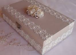 Caixa De Mdf Decorada Com Renda E Pérola Caixa Em Mdf Forrada Em Tecido 100 Algodao Revestida Com Bordado Ingles E Chatons Perola Flor Em Cetim E Organz Caixa Mdf Caixas Decoradas Caixas Artesanais