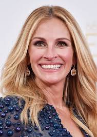 Time does not spare anyone❗️🕰️Look how Julia Roberts has aged.🤔The  actress shared his photo with her husband surprising the fans. "Like an old  man with an old woman"🤨🤫Check the photos scrolling down