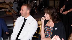 There was talk of engagement but now he in october, johnson simply said, i am very happy, when asked about her love life, which came one month after she and martin reportedly got matching. Dicker Klunker Ist Das Ein Verlobungsring Dakota Johnson Promiflash De