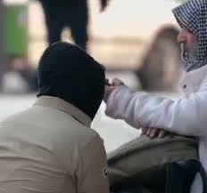 وقد عبد من دون الله جماعة من أولياء الله , فلم يكن ذلك لهم ضائرا إذ لم يكن ذلك بأمرهم إياهم به , بل عبد بعضهم والمعبود عنه ناه , فكذلك الملكان غير ضائرهما سحر من سحر ممن تعلم ذلك منهما بعد نهيهما إياه عنه وعظتهما له بقولهما : ØºÙŠØ« Ø§Ù„Ø¥Ù…Ø§Ø±Ø§ØªÙŠ ÙŠÙƒØ´Ù Ù„Ø£ÙˆÙ„ Ù…Ø±Ø© Ø³Ø¨Ø¨ Ø¥Ø®ÙØ§Ø¡ ÙˆØ¬Ù‡Ù‡ ÙÙŠ Ø­Ù„Ù‚Ø§Øª Ù‚Ù„Ø¨ÙŠ Ø§Ø·Ù…Ø£Ù†