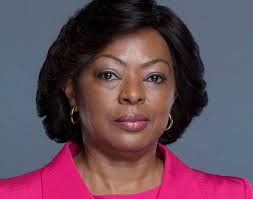 ANA DIAS LOURENÇO JÁ EM LUANDA DEPOIS DE OPERAÇÃO NO BRAÇO