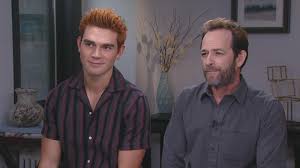 Riverdale star kj apa has revealed that he's expecting his first child with girlfriend clara berry. Kj Apa Compares Archie S Riverdale Hair With Luke Perry S Iconic 90210 Do Exclusive Entertainment Tonight