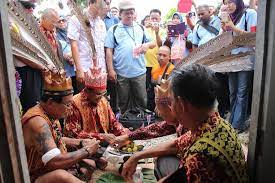 Isu bumiputera dan pendatang asing dilihat dari perspektif sosialis yang ditulis oleh muhammad salleh (disember 2001). Makna Dan Sambutan Gawai Bagi Masyarakat Dayak Sarawakvoice Com