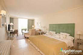 Il porto è uno dei porti più trafficati del mar mediterraneo, con un volume commerciale di oltre 428.623 teu e 642.529 passeggeri nel 2008. Puente Romano Marbella Review What To Really Expect If You Stay