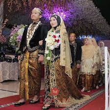 Busana Pengantin Islami Dengan Nuansa Tradisional Laksmi Juga Menyediakan Busana Pengantin Bernuansa Adat Jawa Loh Dear Pengantin Gaya Kebaya Pernikahan