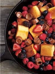 Poelee De Gateau Petits Fruits Et Chocolat Fondant Ricardo Recipe Camping Desserts Food Camping Food