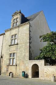 Pavillon Renaissance Sur La Commune De La Roche Sur Yon Departement Vendee En 2020 Maison Renaissance La Roche Guyon Pavillon