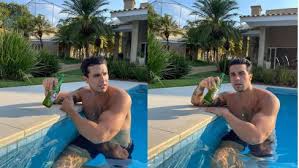 Luan Santana Posa Sem Camisa E Musculos Chamam Atencao Esta Monstrao Veja Famosos Extra Online