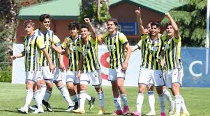 Arda güler, şık çalımları, başarılı frikikleri, şutları ve orta sahada oyun kurucu rolündeki başarısıyla genç yaş gruplarında şimdiden 10 numarayı kapmıştı. S4dugpa57gwelm