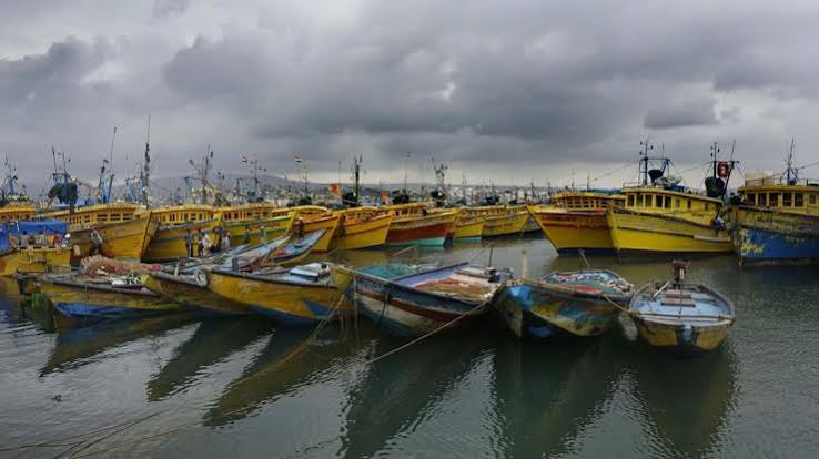 Six fishermen missing after boat capsizes off Visakhapatnam coast - The Hindu