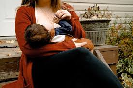 Kepedulian kita adalah langkah awal untuk menciptakan atmosfer yang sehat di lingkungan ibu, dan juga bentuk lain dari dukungan sosial kita kepada ibu yang. 5 Hal Yang Bisa Dilakukan Suami Saat Istri Menyusui Ia Pasti Senang