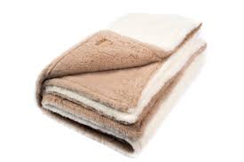 Alpaka decken aus feiner alpaka wolle von herstellern wie abolengo gibt es im online shop bei belama zu kaufen. La Paz Alpakadecke Creme Kamel Aus 100 Alpaka Warm Hier Kaufen