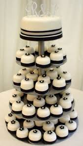 Pin By Adil El Ansari On Cakes Wedding Cakes With Cupcakes White Wedding Cupcakes Black And White Wedding Cake