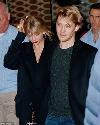 Everything to know about joe alwyn. Taylor Swift S Boyfriend Joe Alwyn Likes Tweet Where She Slams Ginny Georgia Remark Aktuelle Boulevard Nachrichten Und Fotogalerien Zu Stars Sternchen