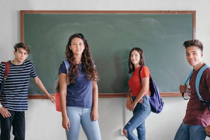 Estudiantes de preparatoria entrando a una clase.
