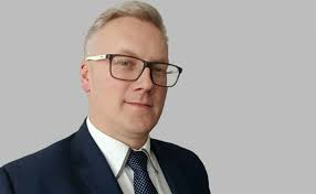 Mąż radnej starostą?