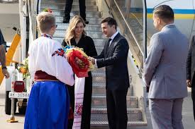 58861 likes · 15580 talking about this. U Sinij Sukni Vishivanci Garna Olena Zelenska V Kanadi Suspilstvo Tsn Ua