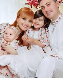 Pe vremea cand e facuta poza, alina sorescu promitea sa devina o mare artista. Alina Sorescu È™i SoÈ›ul Ei Au Fost JefuiÈ›i S A Intamplat Cu Noi ToÈ›i In CasÄƒ