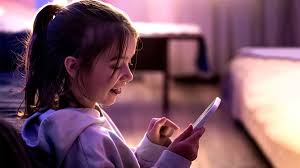 बच्चे चलाते हैं जरूरत से ज्यादा फोन तो ये हैक्स आएंगे काम | how to limit  screen time for child | Herzindagi