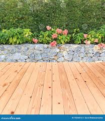 Parete Di Pietra, Fiore Nel Giardino Con Il Pavimento Di Legno Fotografia  Stock - Immagine di architettura, ornamentale: 74244414