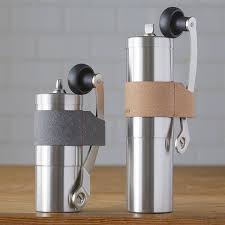 スリムなかたちが持ち運びにも便利なポーレックスの コーヒーミル トール ついに 専用ハンドルホルダー が登場 ブラウンとグレーの ボンデッドレザー がお洒落 皮革製品を製造する際に出る革くずを 樹脂を混ぜるなど加工して再利用 使ううちに革