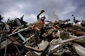 Ein erdbeben der stärke 7,0 traf haiti, tötete ungefähr 250.000 menschen und vertrieb weitere 1,5 millionen. Armut Macht Katastrophen Katastrophal