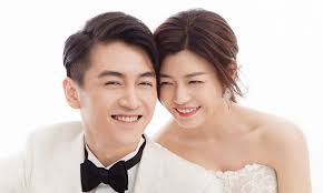 Ồn ào tin ly hôn showbiz Hoa, Việt