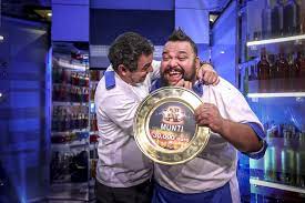 Concursul culinar a luat o intorsatura neasteptat, odata cu aflarea, pe surse, a finalistilor și a marelui castigator de anul acesta. Ultimul CastigÄƒtor De La Chefi La CuÅ£ite A Plecat AcasÄƒ Cu 30 000 De Euro Ce A FÄƒcut Munti Cu Banii Capital