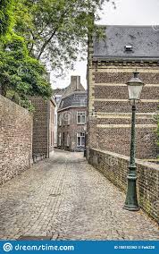 Das derlon hotel maastricht liegt im herzen der altstadt von maastricht und bietet ihnen kostenfreies wlan. Maastricht Strasse Mit Laterne Redaktionelles Stockfotografie Bild Von Stadtzentrum Bewolkung 158152362
