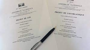 Parmi les sujets laissés en suspens par la crise sanitaire, la réforme des retraites divise l'entourage d'emmanuel macron. Reforme Retraites 2021 2022 Explications Enjeux Coronavirus Report